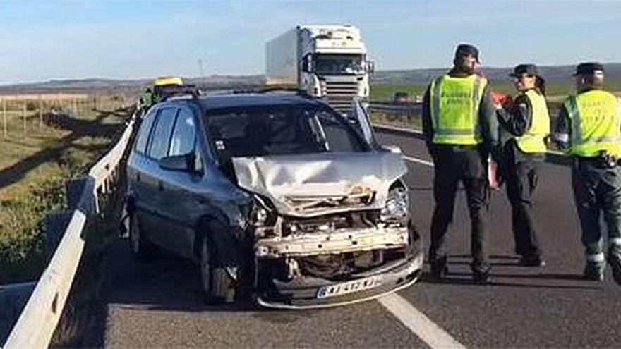 Uno de los coches que chocaron en la A3.