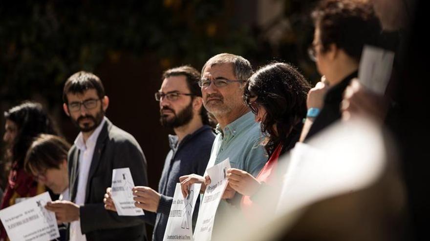 Un círculo solidario pide en Zaragoza el retorno a la salud universal