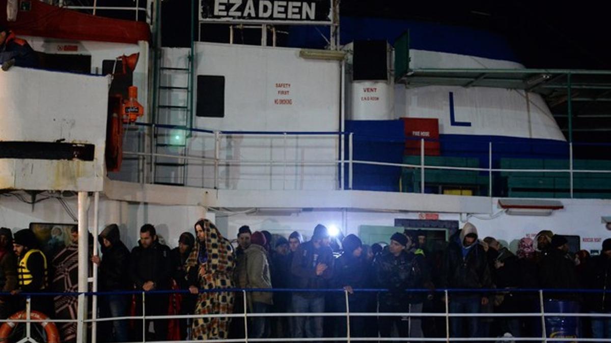 Los inmigrantes del carguero 'Ezadeen', a su llegada al puerto italiano de Corigliano Calabro