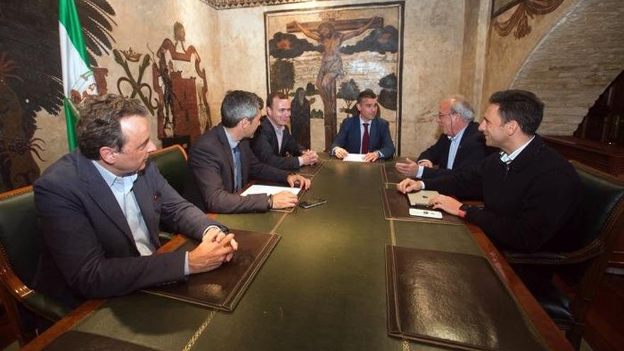 El regidor de Marbella, José Bernal, se reunió ayer con un grupo de alcaldes de la Costa.