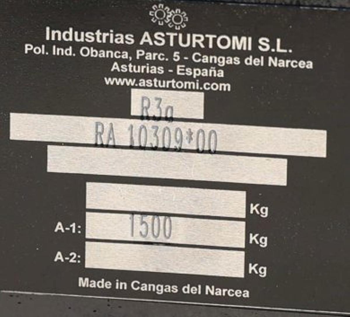 Rubén Álvarez, ante varios de los vehículos de su empresa.
