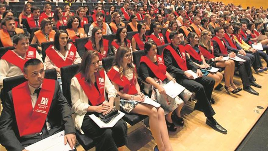 La Universitat Jaume I celebra las graduaciones de casi 300 estudiantes