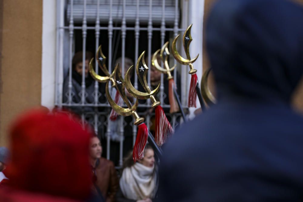 La comparsa Turcos sacude las calles a cinco días de los Moros y Cristianos de Sax