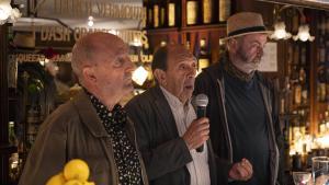 Pepe Ribas, Juanjo Fernández y Jordi Esteva presentan los actos de celebración del 50 aniversario de las revistas contraculturales Ajoblanco y Star en el Dry Martini de Barcelona.