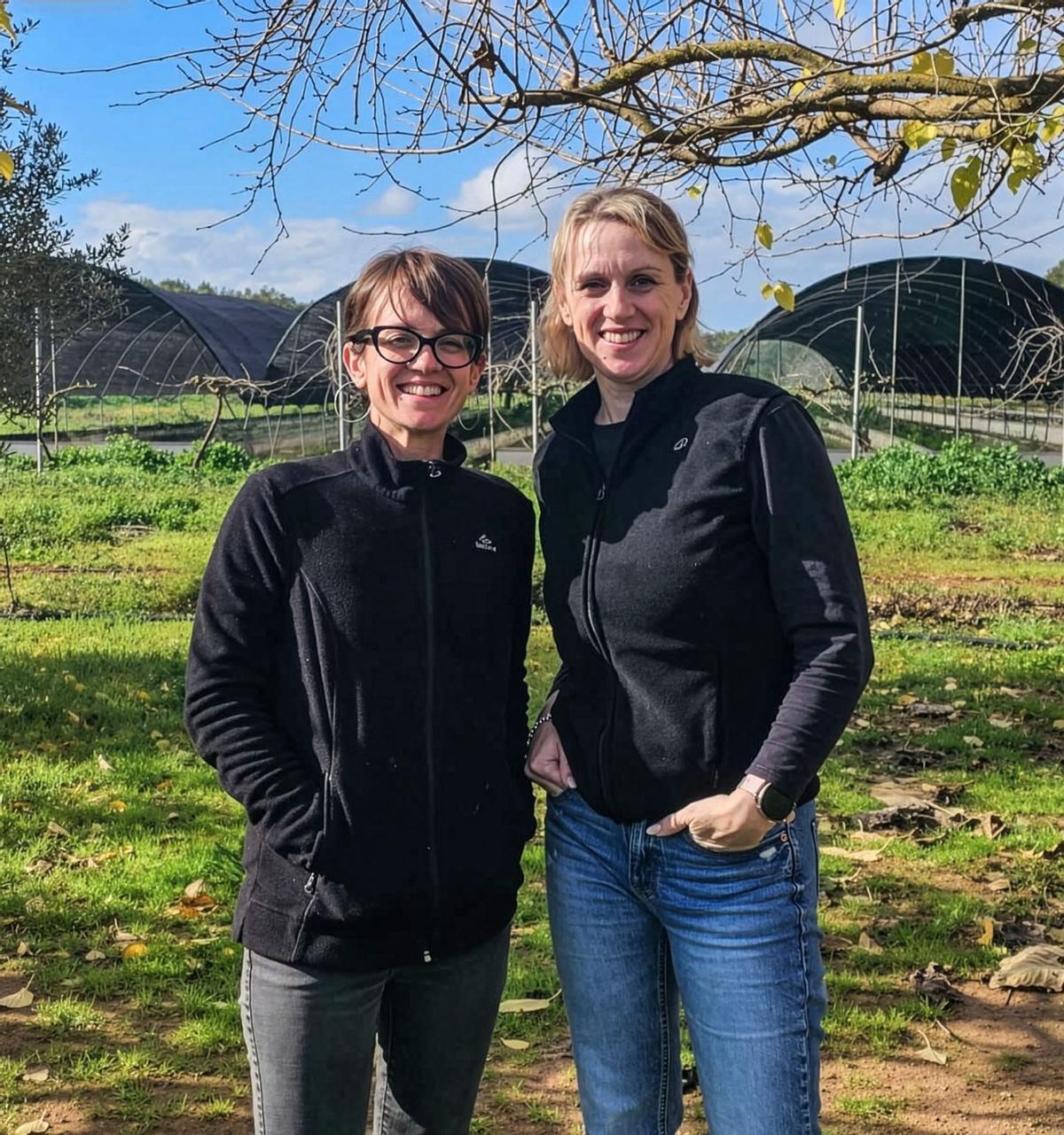 Les germanes Maria i Marga de Caragols Son Pou a la seva granja. | Arxiu Personal