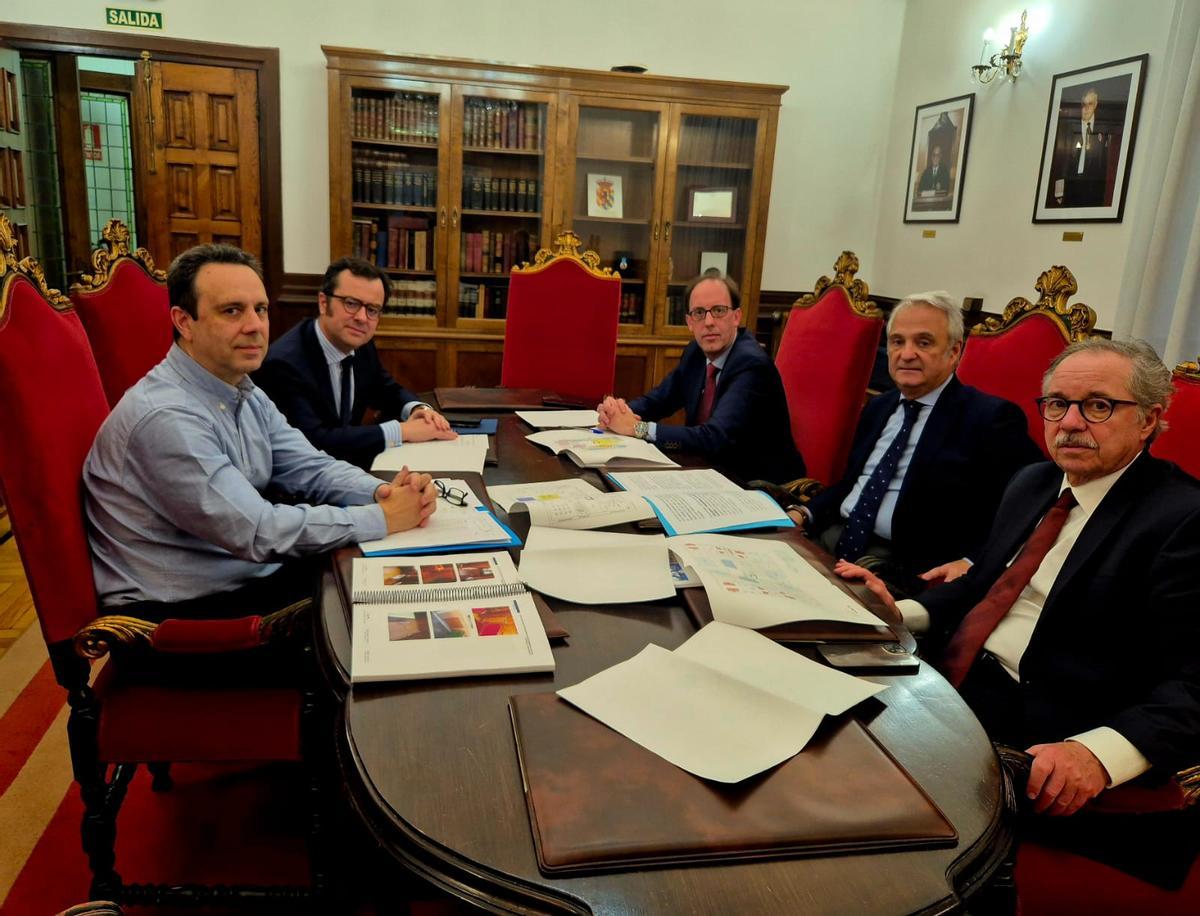 Por la izquierda, Jorge Punset, presidente del Tribunal de Instancia de Oviedo; Alejandro Abascal, vocal del CGPJ; Antonio Lorenzo, presidente de la Audiencia Provincial; Jesus María Chamorro, presidente del TSJA; y Bernardo Fernández, vocal del CGPJ.