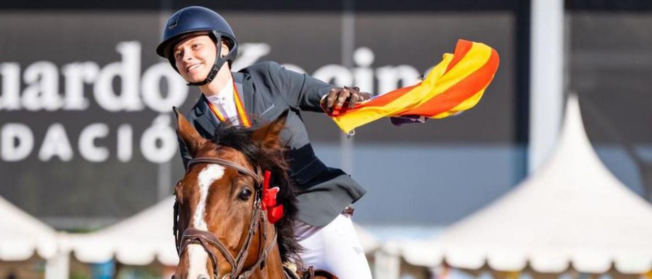 Lucía Pascual Bufí, en la vuelta de honor, con su caballo Exotic Star. | FOTOS: D.I.