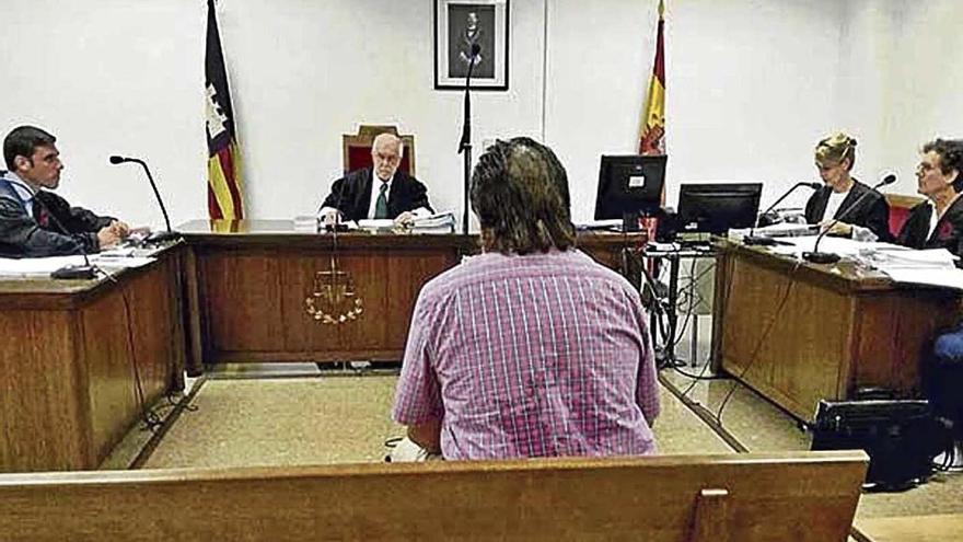 El acusado, durante un juicio anterior por matar perros con cebos envenenados.