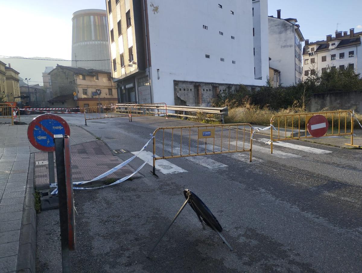 La confluencia de las calles Alfonso Argüelles y Avenida del Nalón, cortada al tráfico.