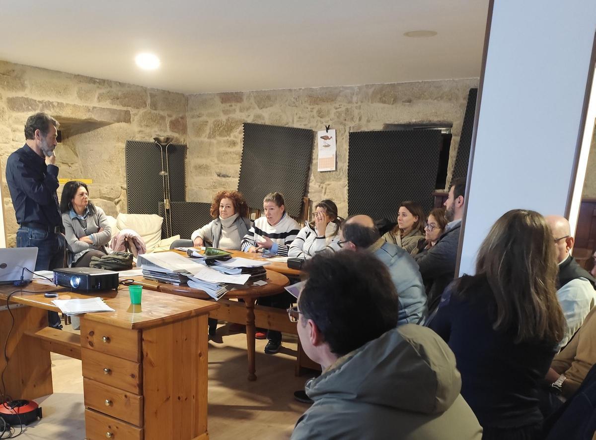 Un momento de la reunión con profesionales del sector del mar y políticos.