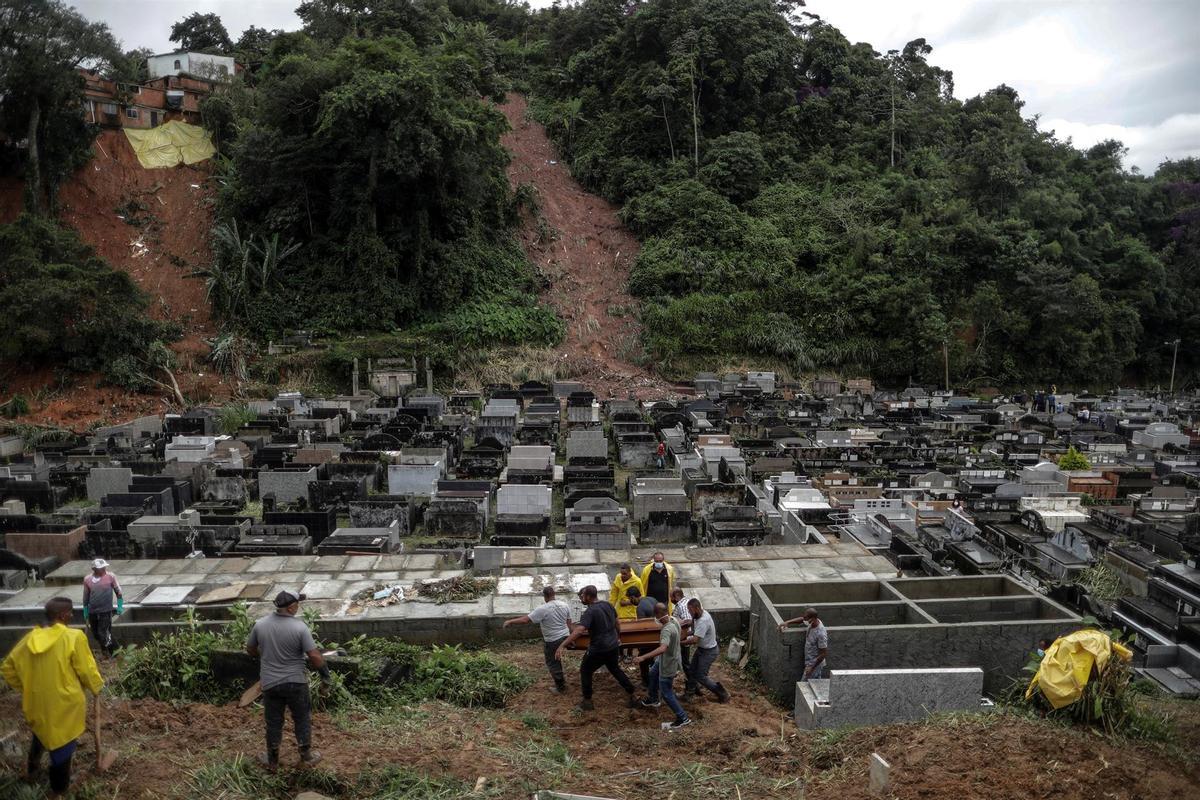 Varias personas llevan un ataúd con el cuerpo de una de las víctimas de la tempestad que cayó en la región de Petrópolis.
