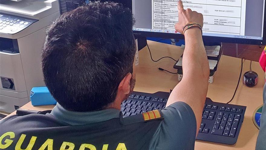 La Guardia Civil investiga a un gestor por una estafa de 12.000 euros a dos vecinos