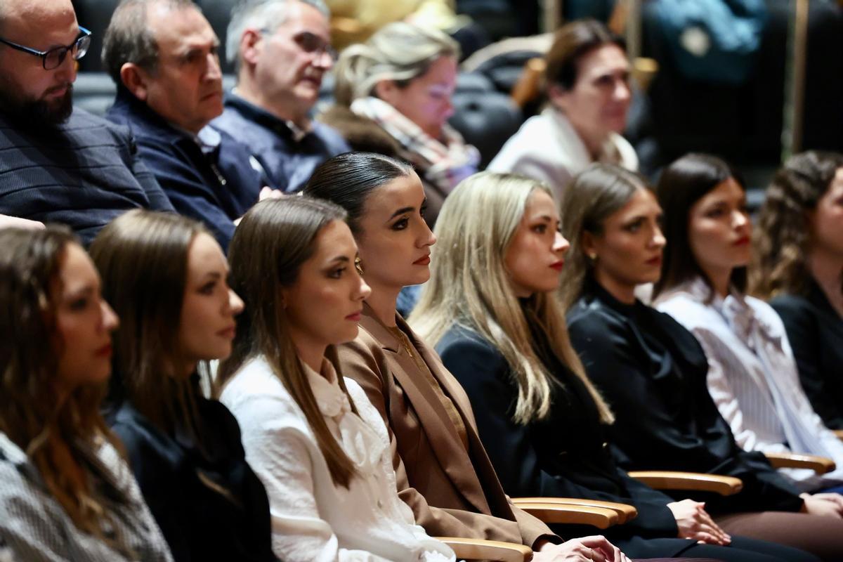 Fallera mayor y corte, en la asamblea