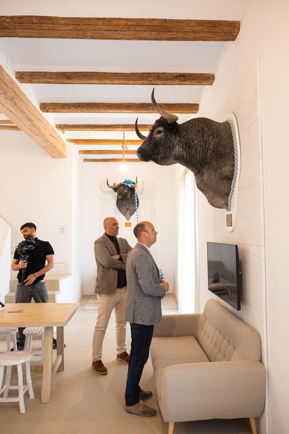 Galería de fotos de la visita del director general de Interior, Vicent Huet, al Museu del Bou de Burriana