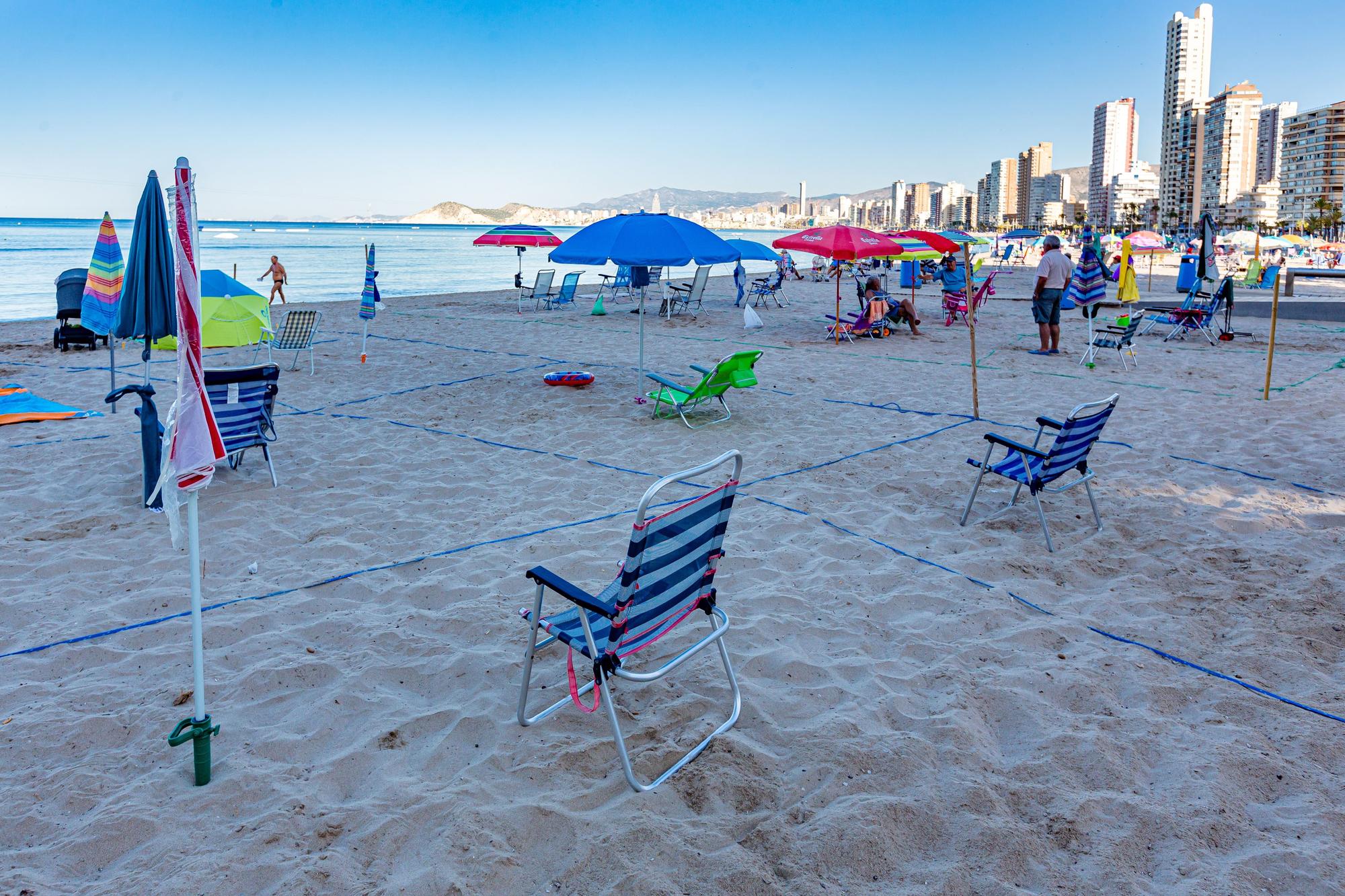 La polémica por la «reserva» de espacio en primera línea vuelve un verano más a Benidorm