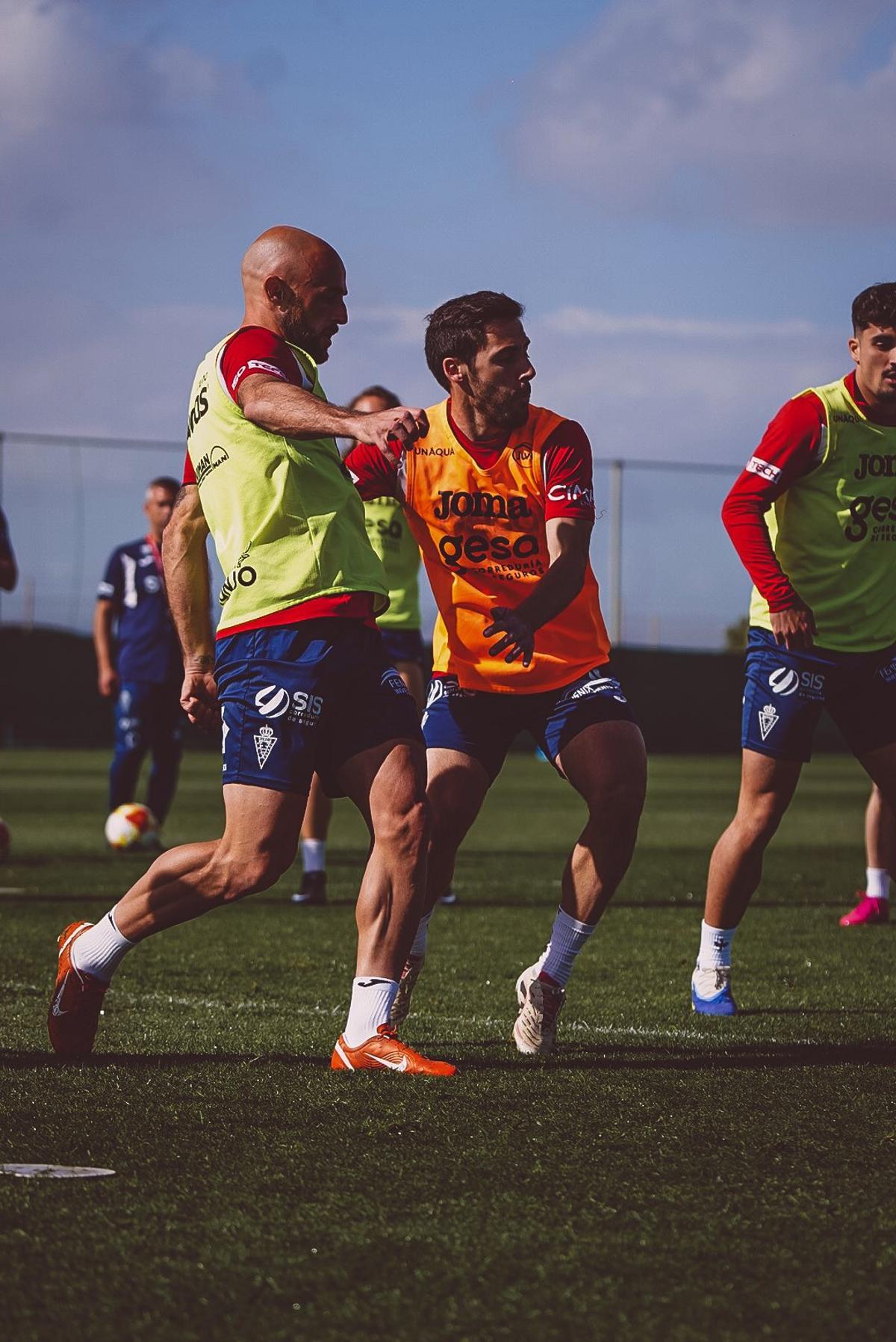 Jon García y Moyita, del Real Murcia, durante una sesión de entrenamiento.