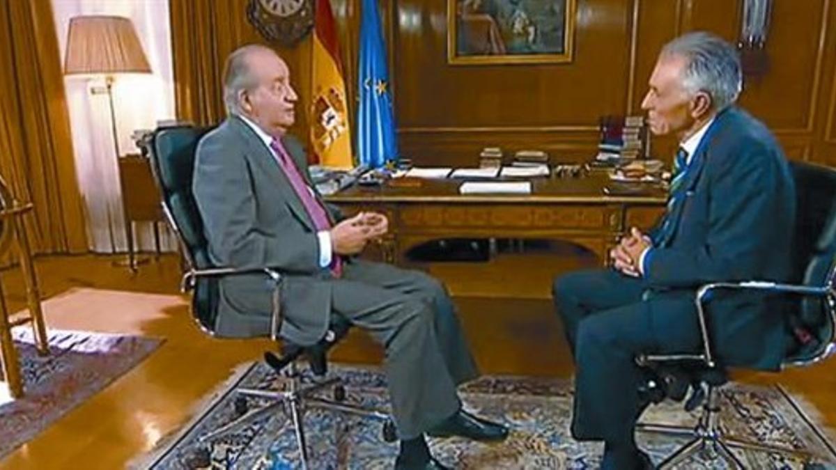 Un momento de la grabación de la entrevista del periodista Jesús Hermida con el Monarca.