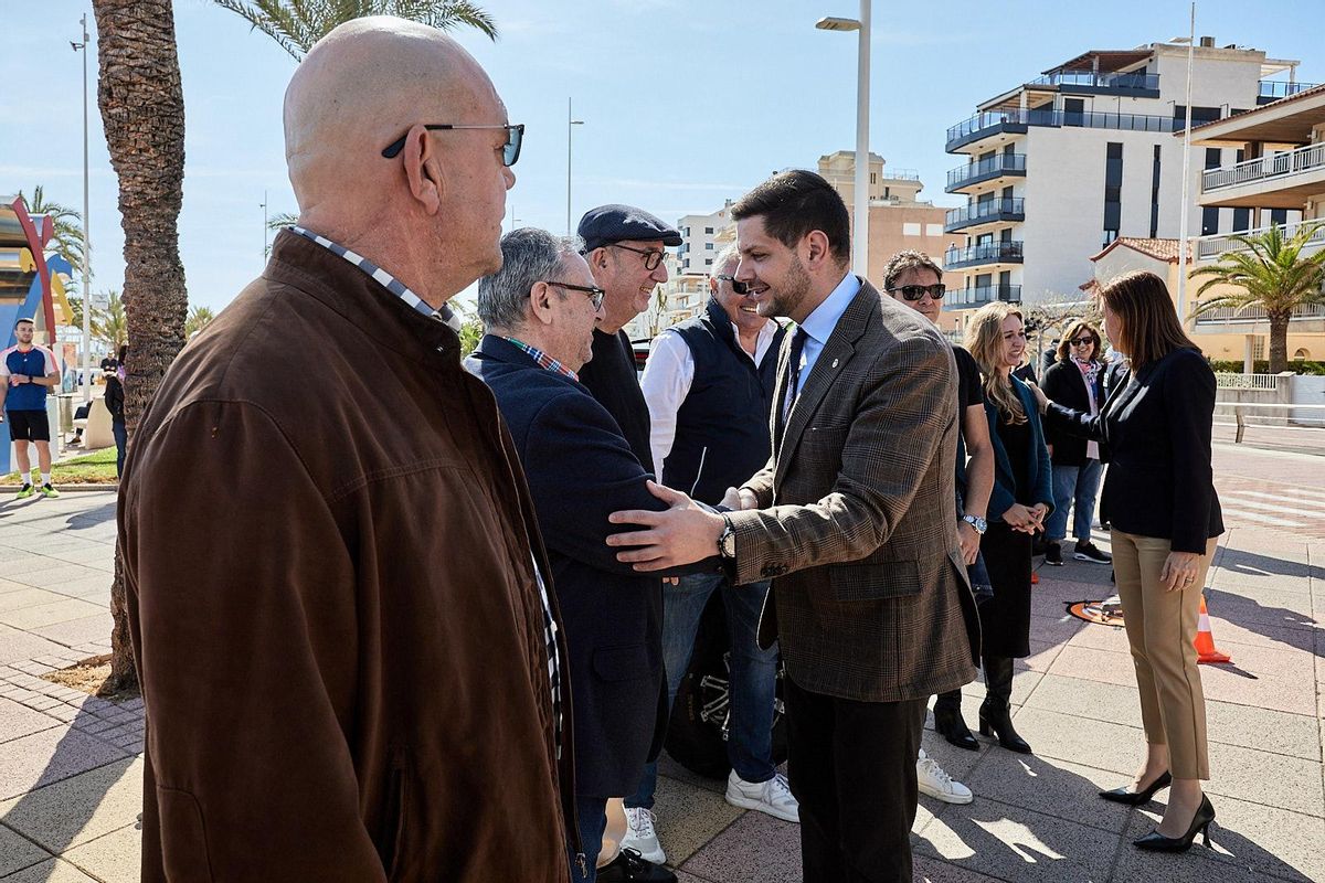 Prieto y Moreno saludan a representantes de colectivos que trabajan en servicios de turismo de la playa.