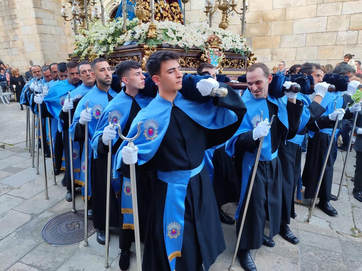 La solemne y espectacular procesión de la Santa Cena, en el Jueves Santo de Cangas
