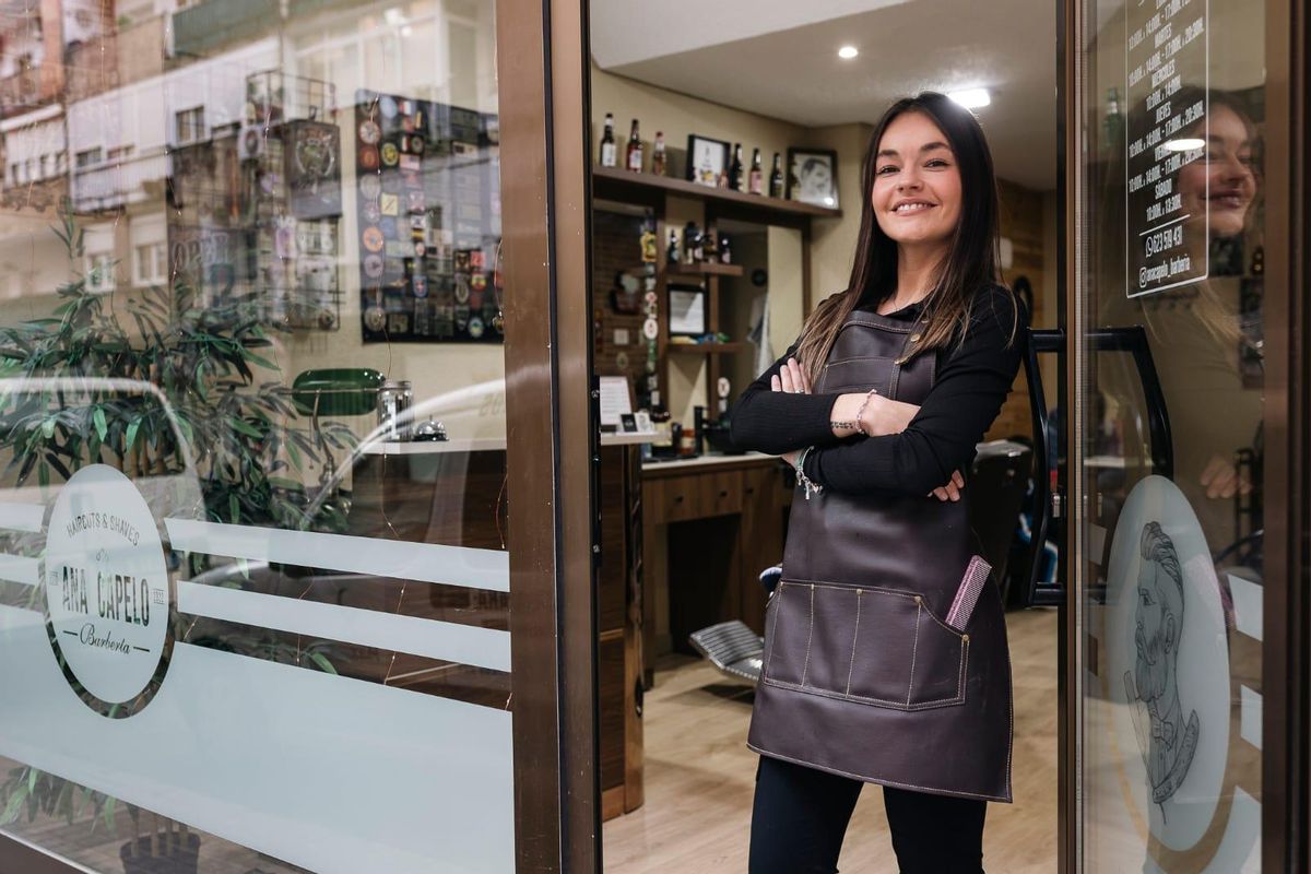 Ana Caballero en la puerta de su barbería
