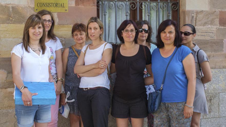 Un grupo de madres posando con las firmas recogidas a la puertas de la Casa Consistorial