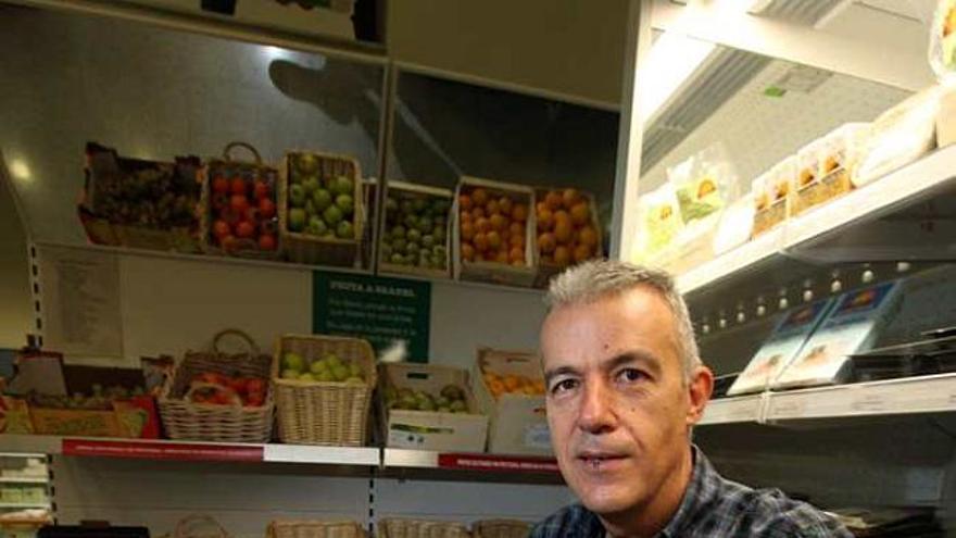 Jesús Sánchez Carrascosa en su supermercado ecológico de Alicante