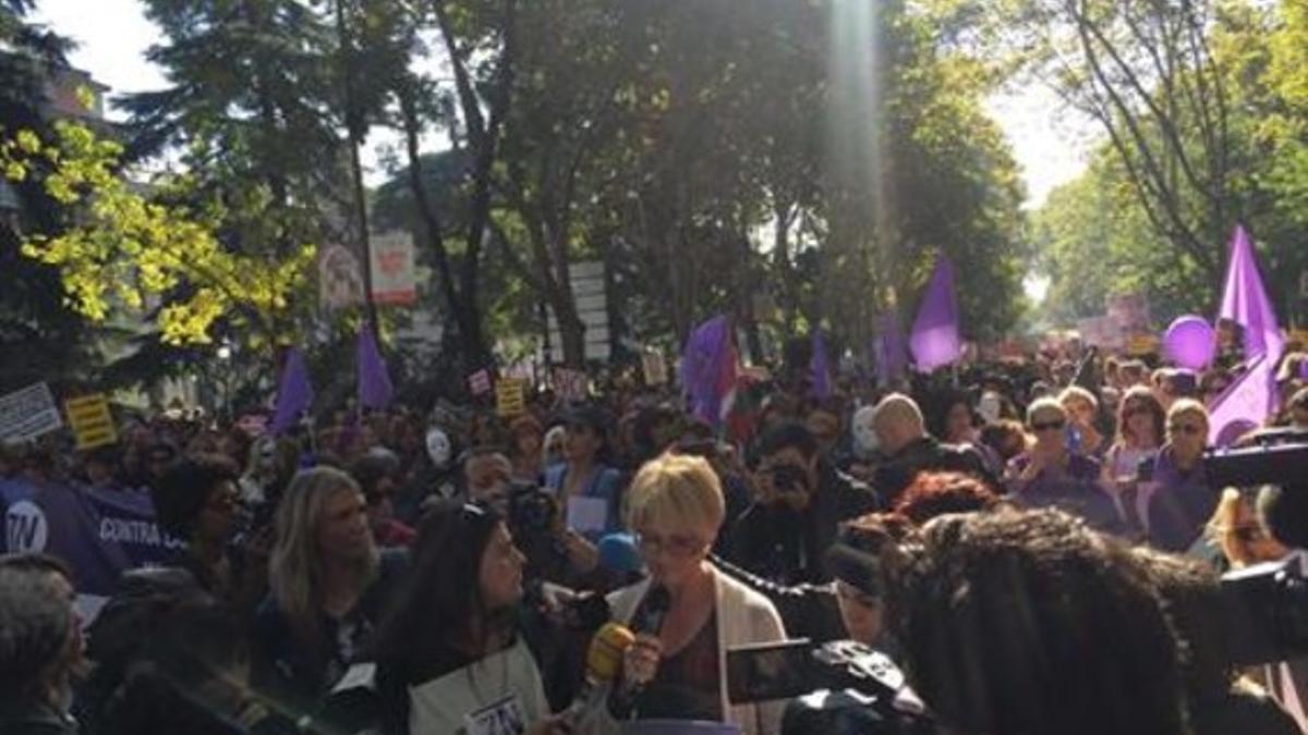 Arriba, Ángela González lee el manifiesto. Sobre estas líneas, una acción durante la protesta.