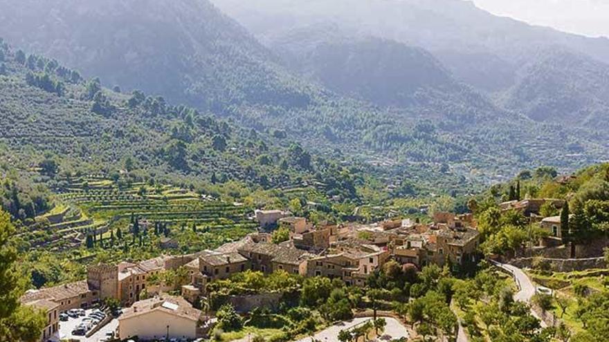 Panorámica de la localidad de Fornalutx, en la Serra de Tramuntana, ahora oficialmente uno de los pueblos más bonitos del Estado.