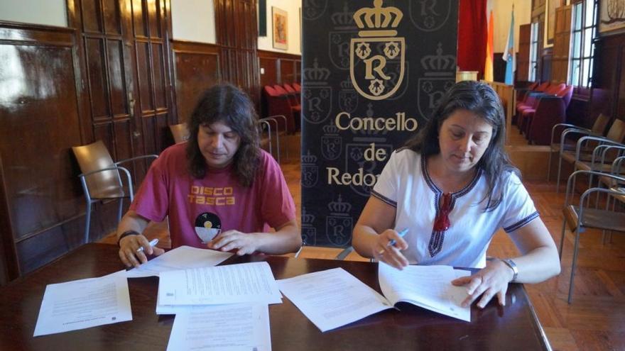 La edil de Cultura, Teresa París, firma la subvención con el representante de Millo Verde. / FdV