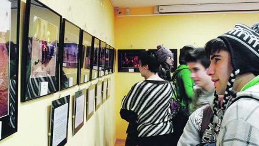 Jóvenes observando una de las últimas exposiciones del centro, dedicada al conflicto del Sahara.
