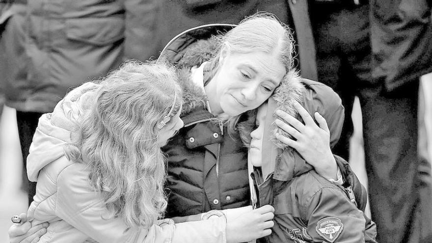 Una mujer se abraza a sus hijos en un homenaje a las víctimas de los atentados del martes en Bruselas.  // Reuters
