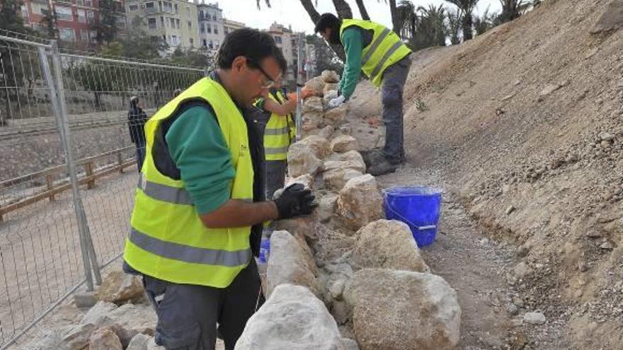 Contratados con el plan de empleo trabajando ayer en la ladera del Vinalopó.