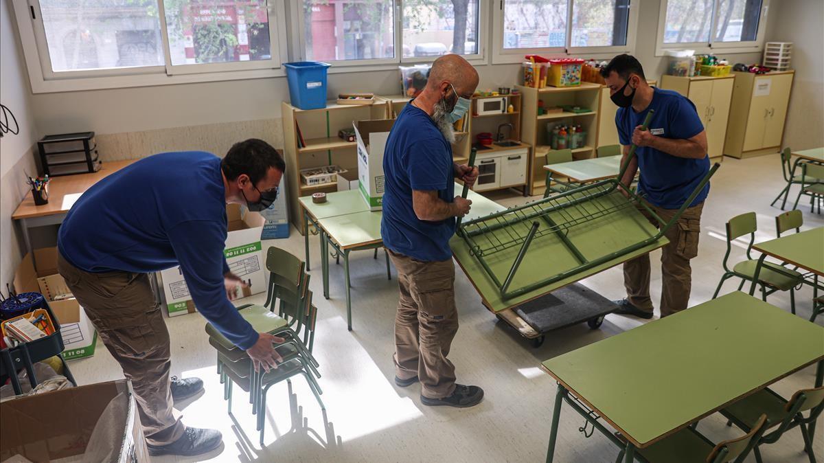 Retirada de las mesas de la Escola Poblenou.