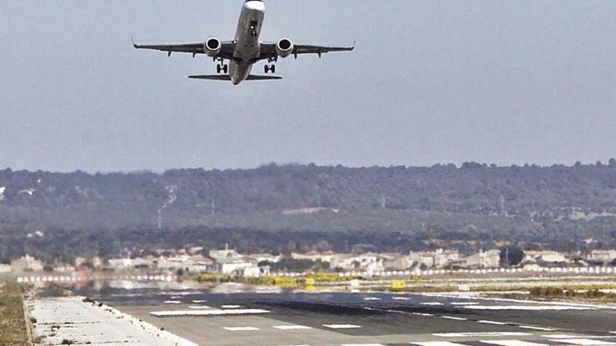 Un avión despega del aeropuerto de Son Sant Joan.