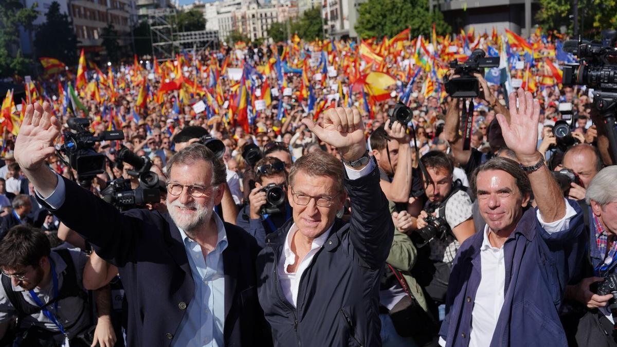El líder del PP, Alberto Núñez Feijóo, junto a los expresidentes Aznar y Rajoy. El líder del PP, Alberto Núñez Feijóo, junto a los expresidentes Aznar y Rajoy.