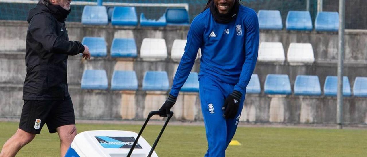 Boateng, con Anquela detrás durante un entrenamiento en El Requexón.