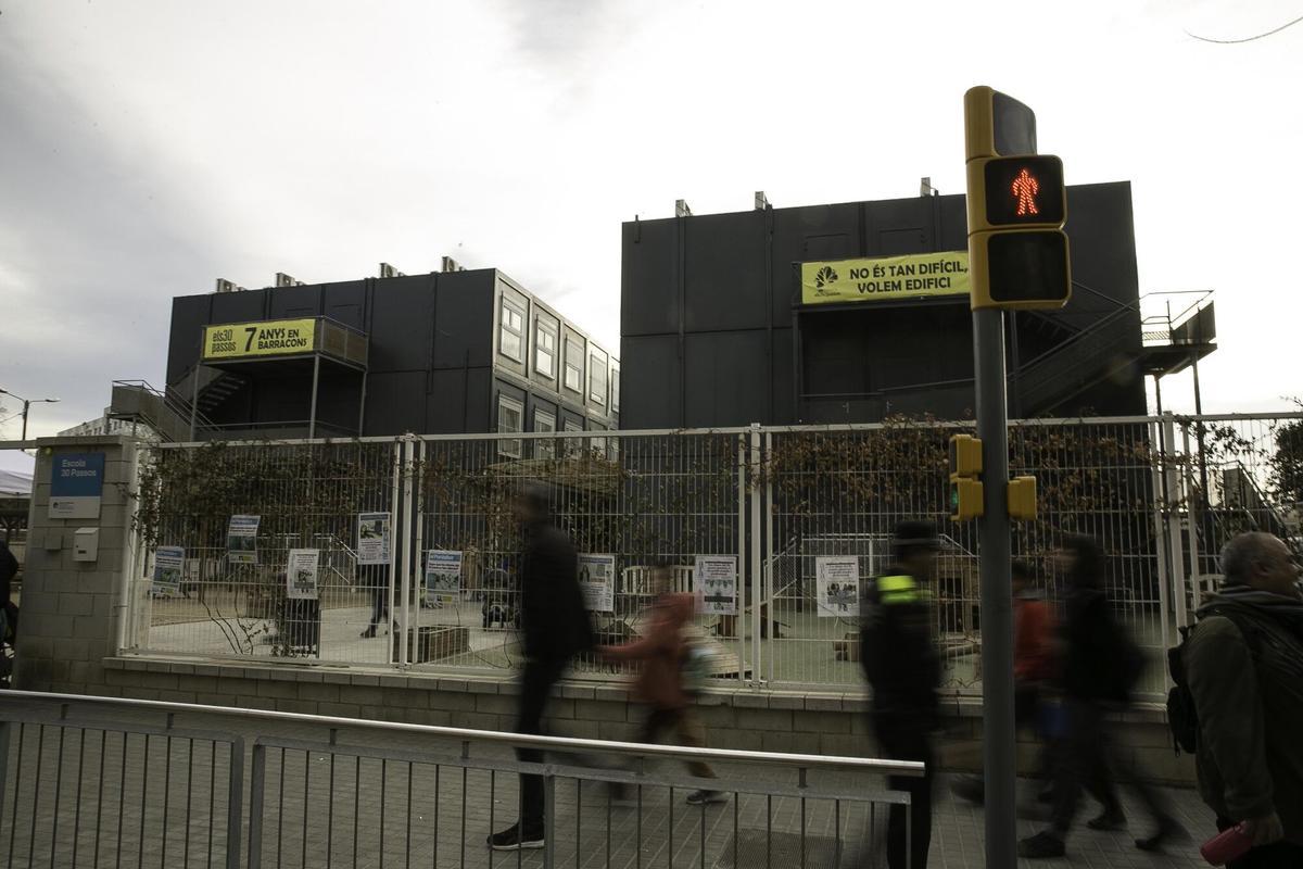 Barcelona 31-03-2023 Reportatge sobre escoles en barracons a Catalunya. Escola 30 Passos. Ambientillo a l'entrada del cole Ecuela, barracones Fotografia de JOAN CORTADELLAS