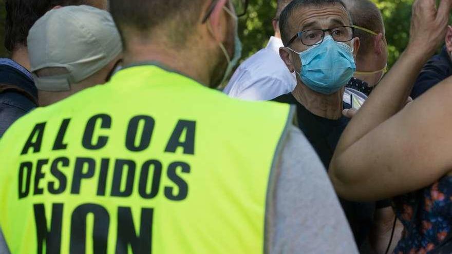 Miembros del comité de empresa de Alcoa-San Cibrao tras conocer la noticia.