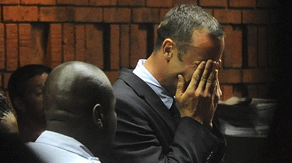 L’atleta sud-africà és traslladat al jutjat per declarar