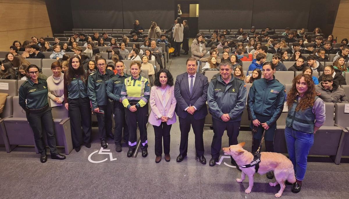 A alcaldesa e o subdelegado do Goberno, centro, coas gardas civís e escolares en Cee.