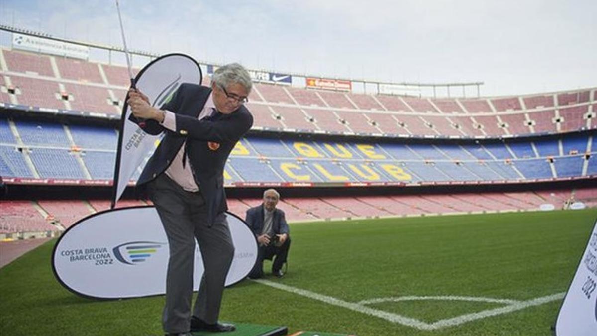 El presidente de la RFEG, Gonzaga Escauriaza, realiza un golpe en el Camp Nou