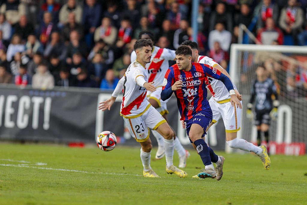 Encuentro de Copa del Rey entre el Rayo Vallecano y el Yeclano, en imágenes