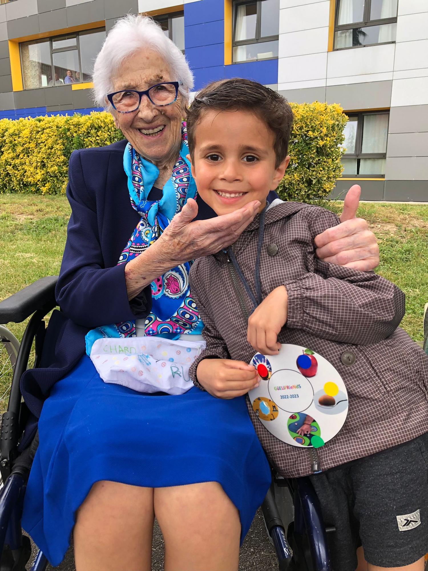 Los escolares de Faes, de visita a los "Güelifriends": así ha sido la singular jornada de convivencia con los abuelos de una residencia