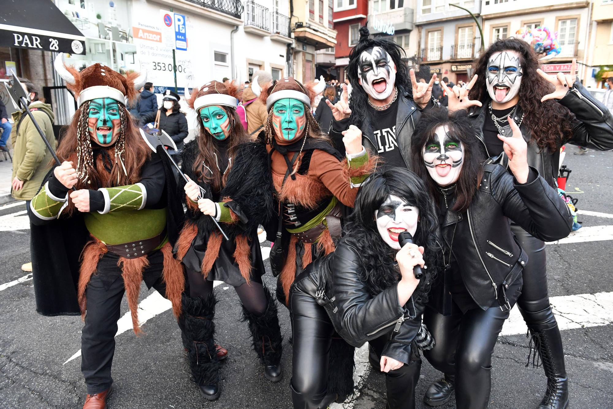 Martes de Carnaval: fiesta 'choqueira' en la calle de la Torre