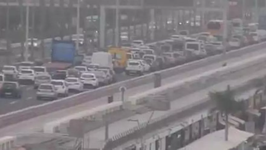 Las averías de dos coches colapsan la Avenida Marítima