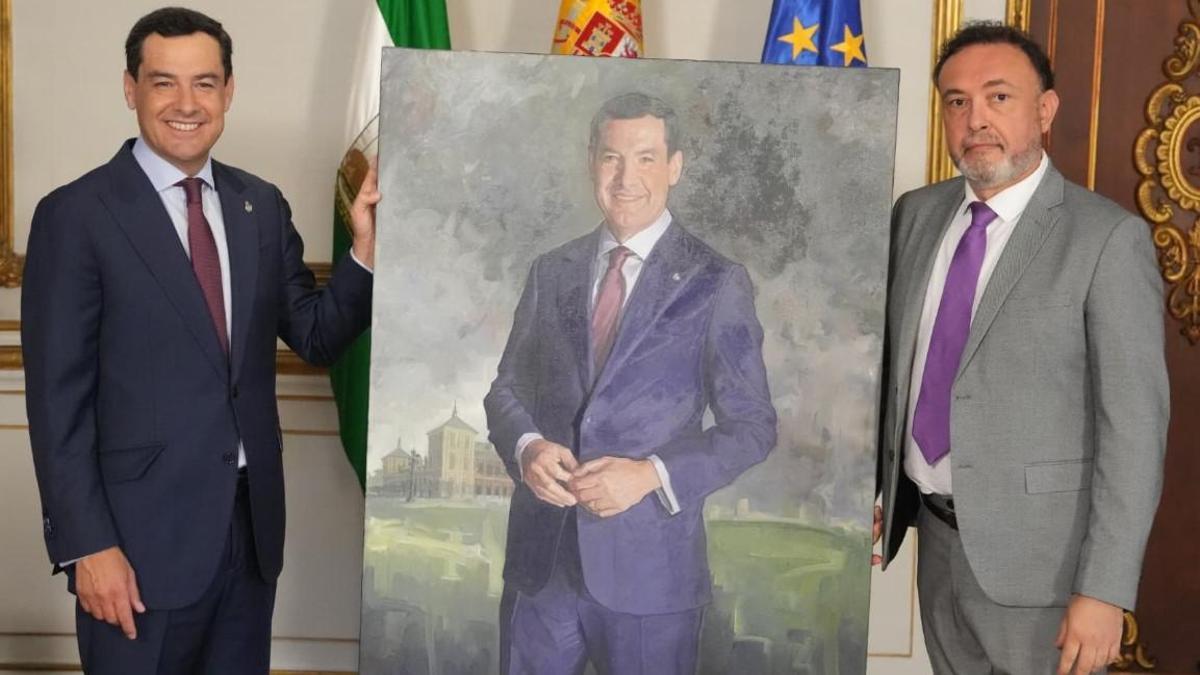 Juan Manuel Moreno, con el retrato pintado por el malagueño Cristóbal Córdoba, el martes en el Palacio de San Telmo.