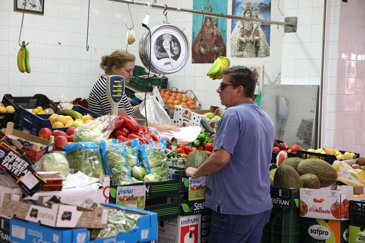 Puesto de frutas en el mercado de abastos de Lucena.