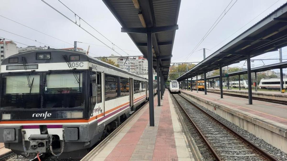 Varios trenes de Media Distancia estacionados en la estación de Vigo-Guixar.