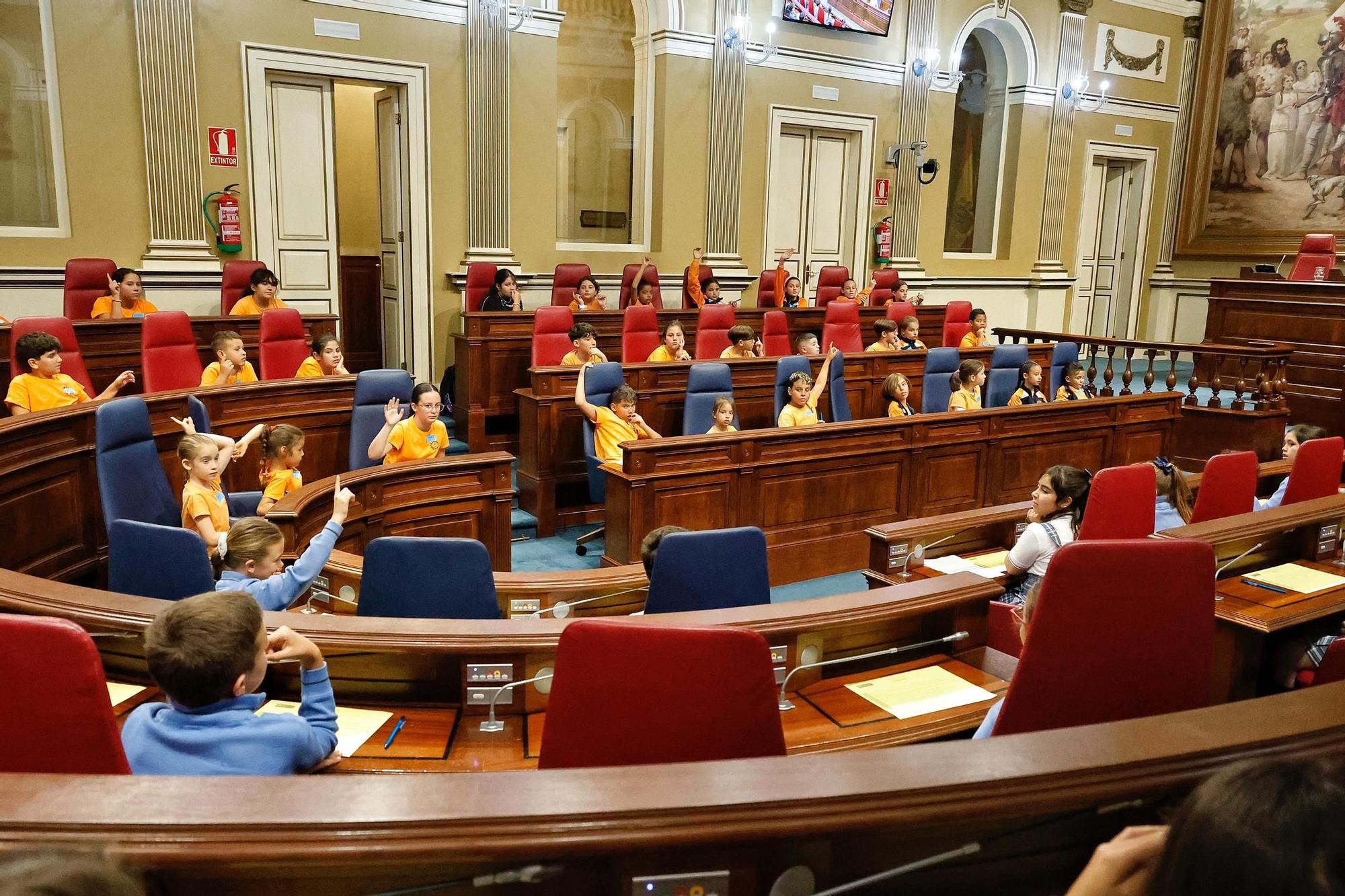 Escolares en el Parlamento de Canarias