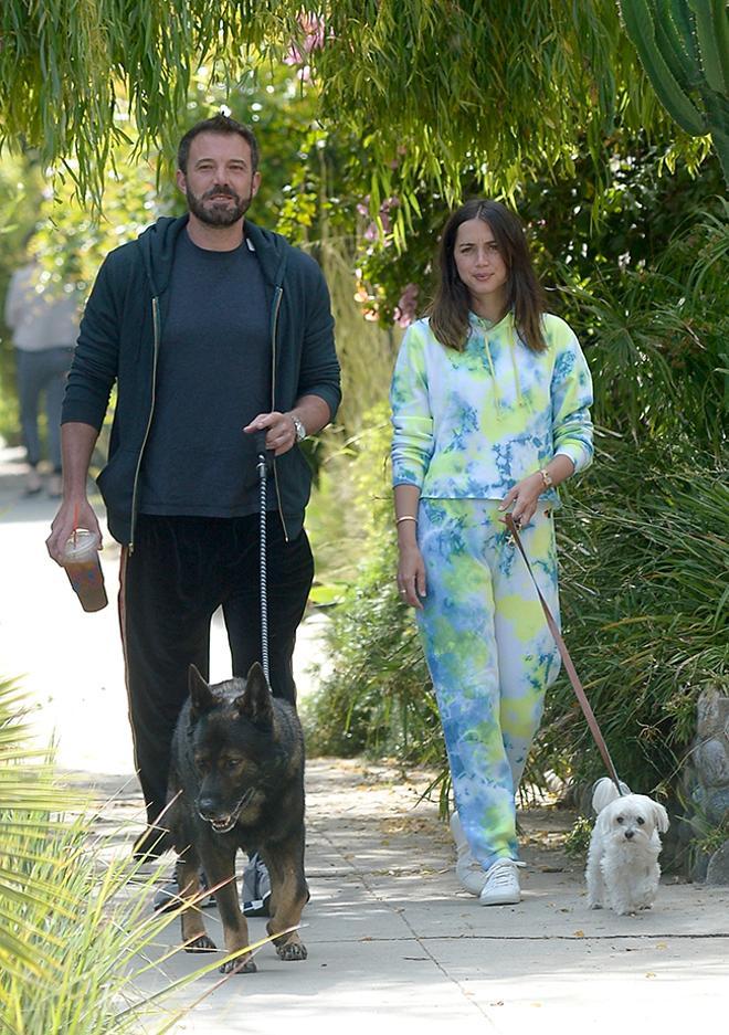 Ana de Armas y Ben Affleck dando vueltas con sus perros por Los Angeles